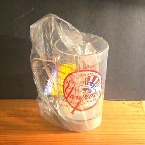 NEW MLB NEW YORK YANKEES BASEBALL AMAZING GLO LIGHTS MUG LIGHTS UP! SEALED BAG